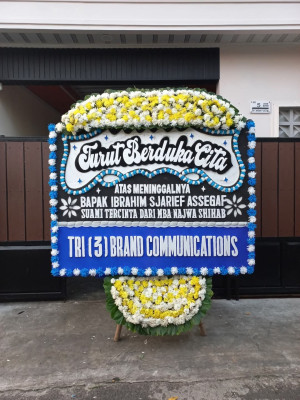 Papan Bunga Duka di Pagar Merbau